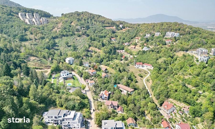 Teren de 5500 mp, în Schei
