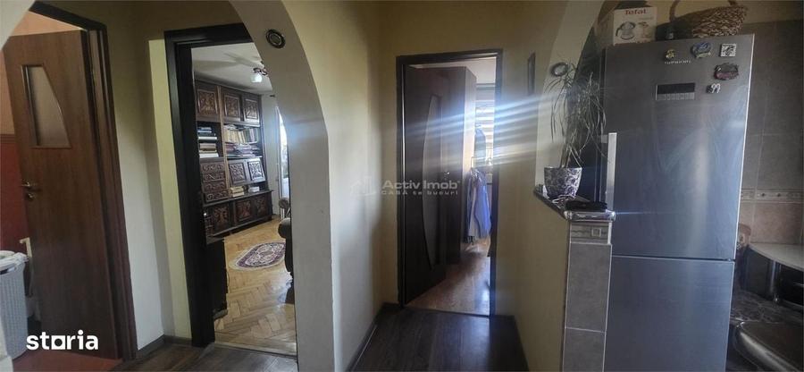 Apartament cu 3 camere în Aleea Trandafirilor
