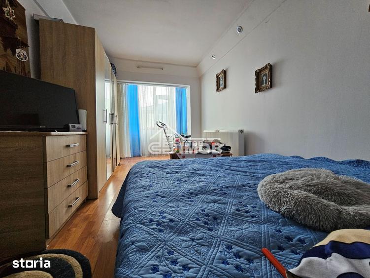 Apartament cu 3 camere semidecomandat în Micro 5