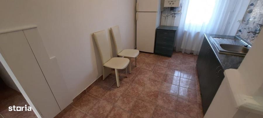 Apartament cu 3 camere decomandat în Pandurilor