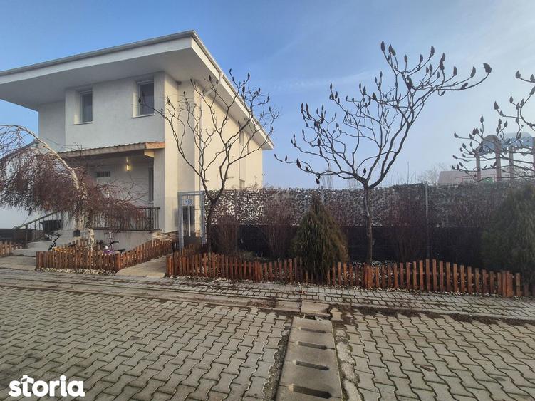 Casă cu 5 camere cu Teren 500 Mp în Săbăreni
