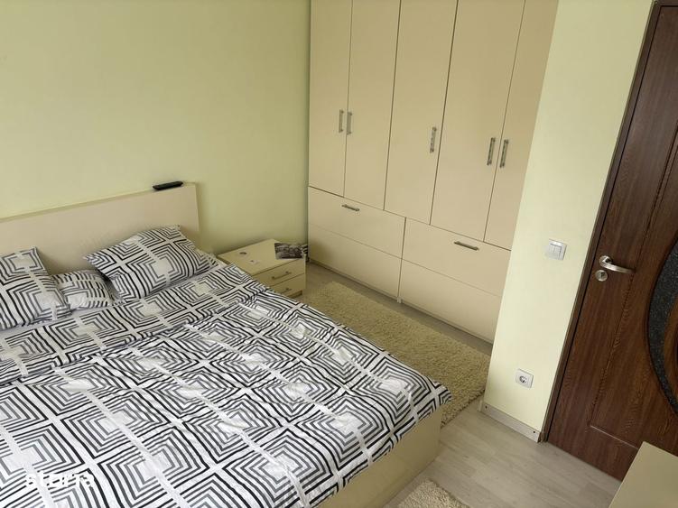 Apartament cu 3 camere semidecomandat în Soarelui