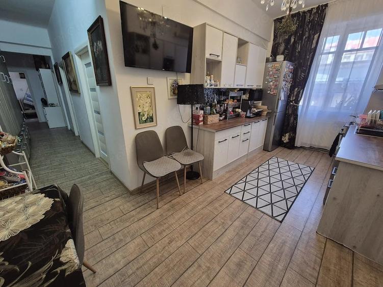 Apartament cu 5 camere decomandat în Central