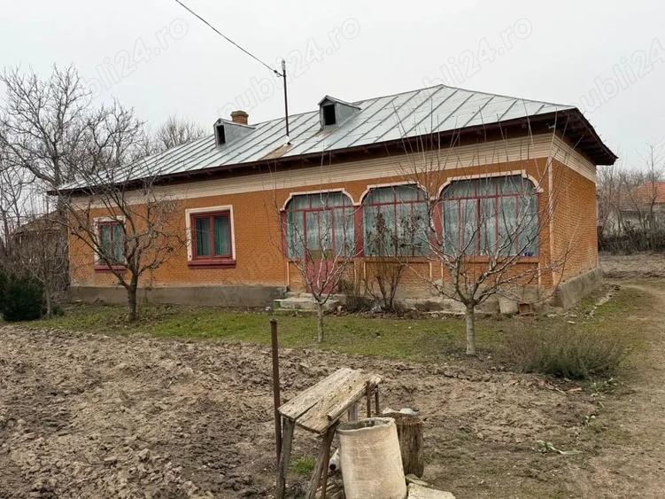 Casă cu 4 camere cu Teren 1450 Mp în Ștorobăneasa