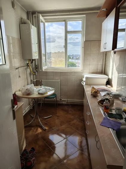 Apartament cu 3 camere semidecomandat în Berceni