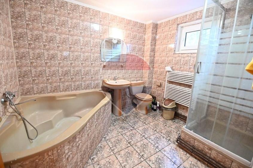 Casă individuală cu 6 camere cu Piscina în Leamna de Sus