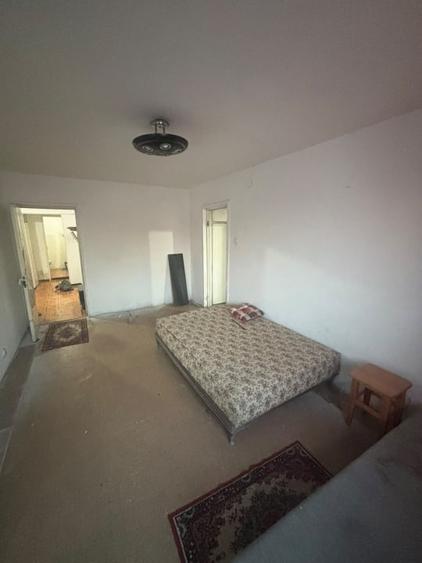 Apartament cu 4 camere semidecomandat în Mărgeanului
