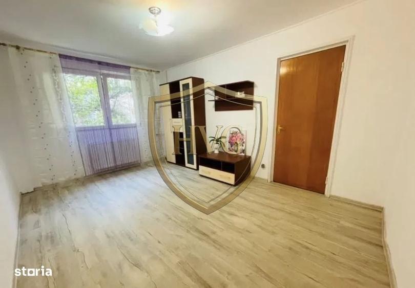 Apartament cu 3 camere semidecomandat în Tei