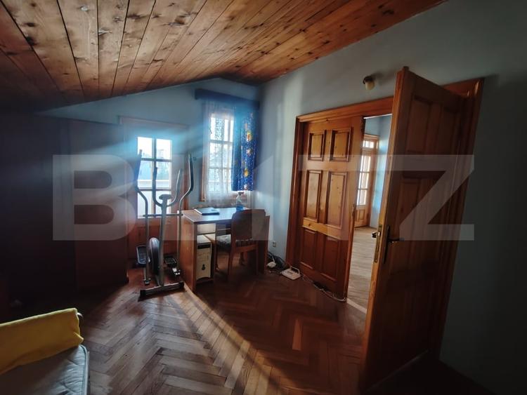 Casă individuală cu 10 camere cu Canalizare în Central