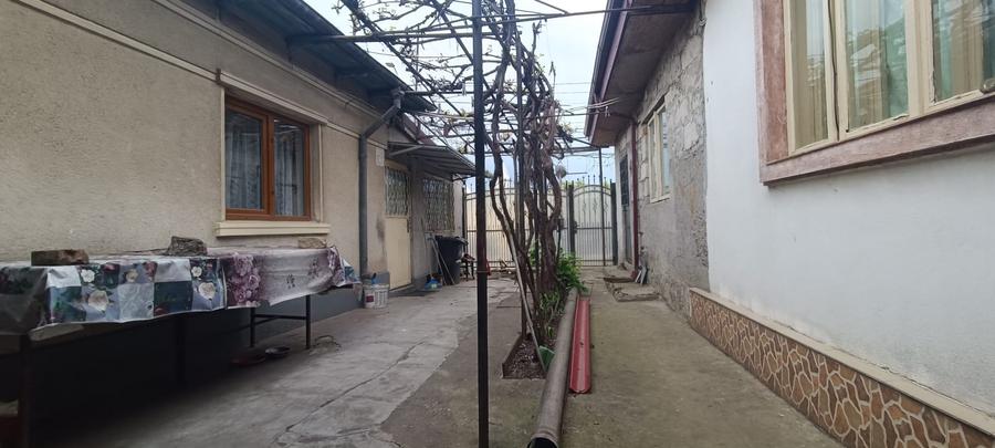 Casă cu 5 camere cu Canalizare în Inel II