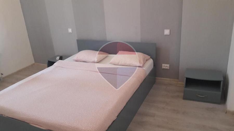Apartament cu 4 camere semidecomandat în P-ța Unirii