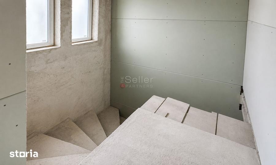 Casă cu 9 camere cu Teren 409 Mp în Noua