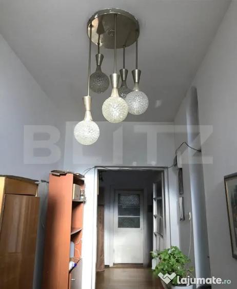 Apartament cu 4 camere semidecomandat în Cetate