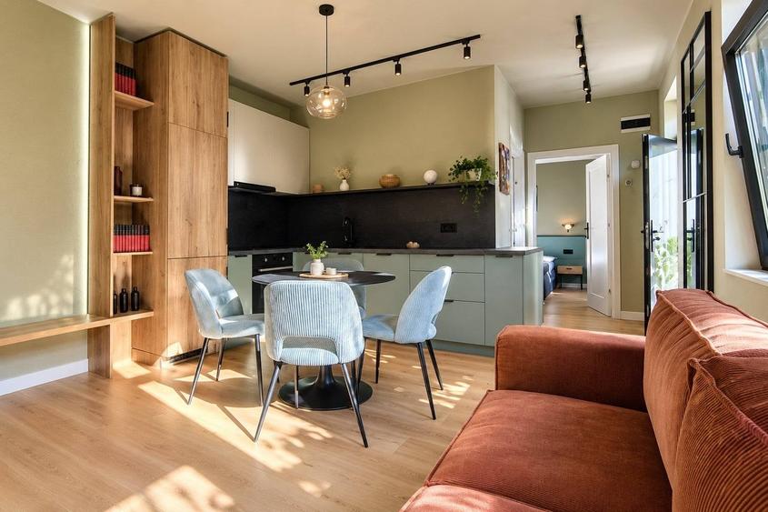 Apartament cu 2 camere decomandate, finisat modern, mobilat si utilat cu parcare, in Centru - 1