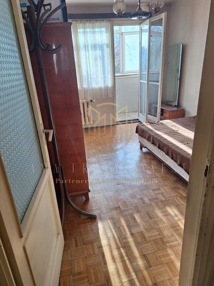 Apartament cu 3 camere semidecomandat în Giulești
