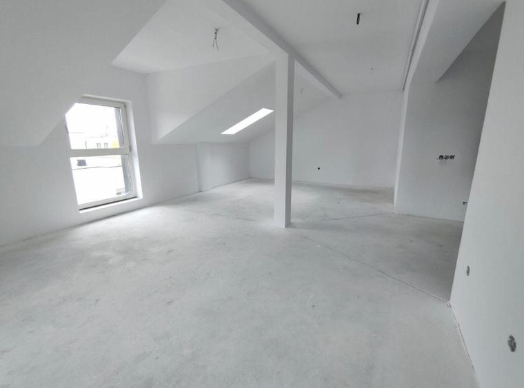 Apartament cu 3 camere decomandat în Turnișor