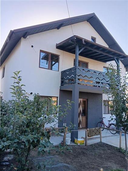 Casă cu 8 camere cu Canalizare în Lunca Cetățuii