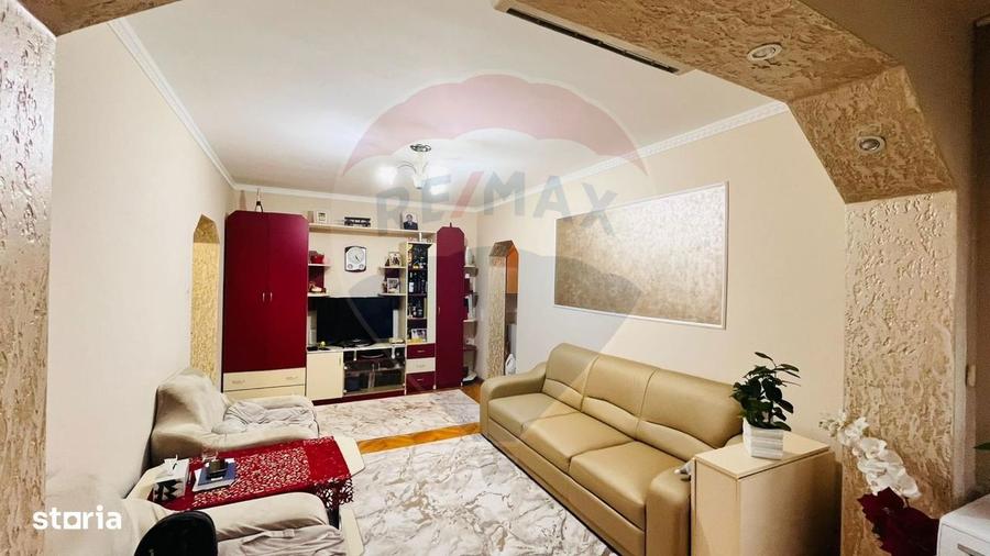 Apartament cu 3 camere semidecomandat, mobilat în Rogerius