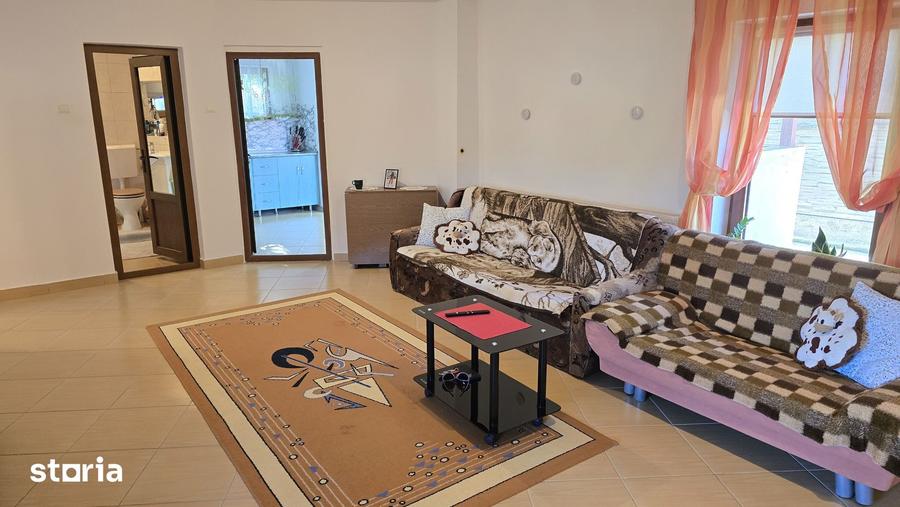 Casă cu 5 camere cu Teren 1054 Mp în Zăvoi