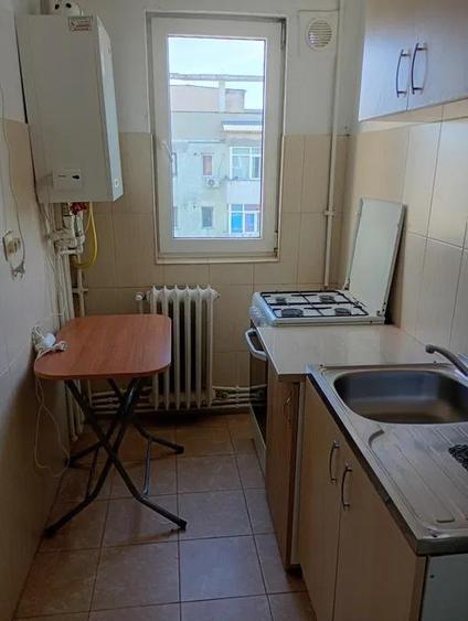 Apartament cu 3 camere nedecomandat, mobilat în Podu Roș