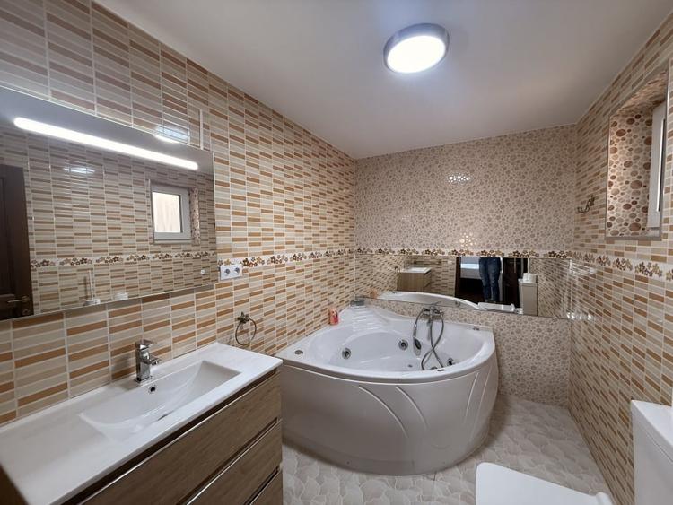 Casă individuală cu 7 camere cu Canalizare în Micești