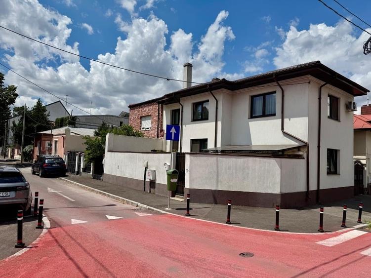 Casă individuală cu 5 camere cu Teren 150 Mp în Domenii