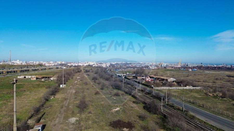 Teren intravilan de 35912 mp, în Est