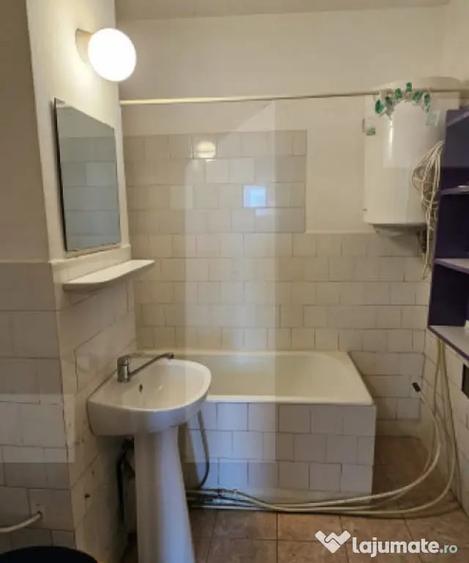Apartament cu 3 camere decomandat în Spitalului