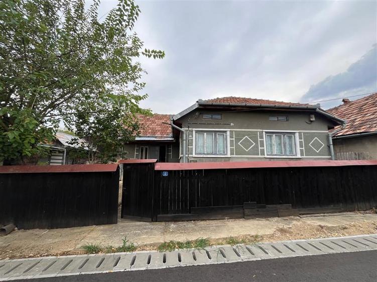 Casă individuală cu 6 camere cu Teren 5900 Mp în Est