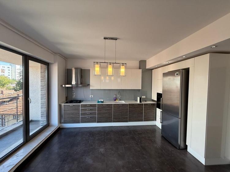 Apartament cu 4 camere, mobilat în Capitale