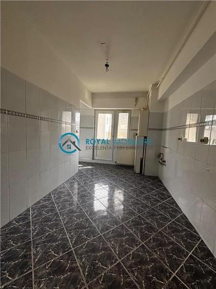 Apartament cu 3 camere decomandat în Republicii