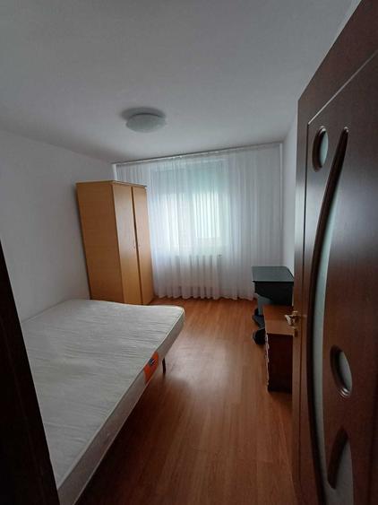 Apartament cu 3 camere semidecomandat în Mărăței