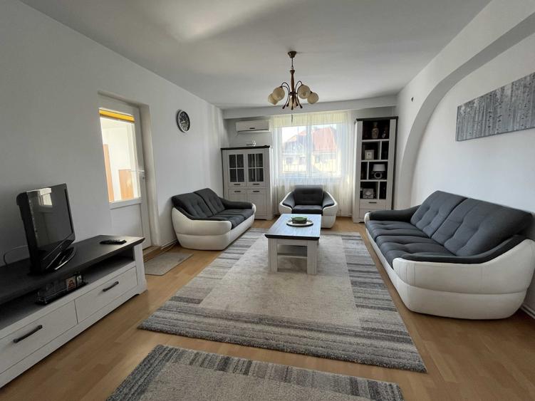 Apartament cu 3 camere decomandat în Sub Arini