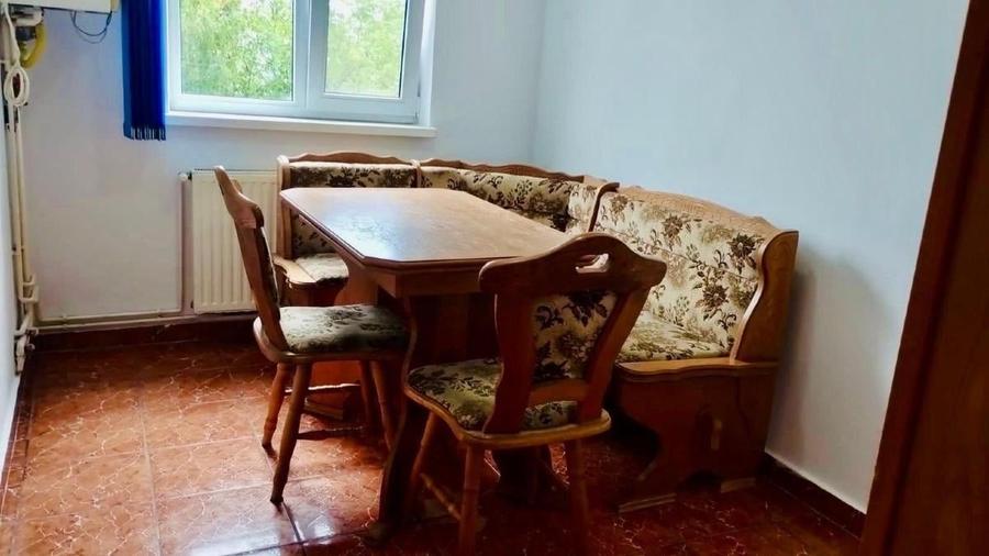 Apartament cu 3 camere semidecomandat în Florilor