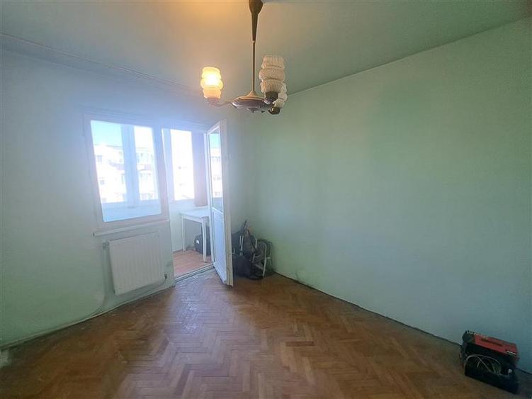 Apartament cu 3 camere semidecomandat în Șagului