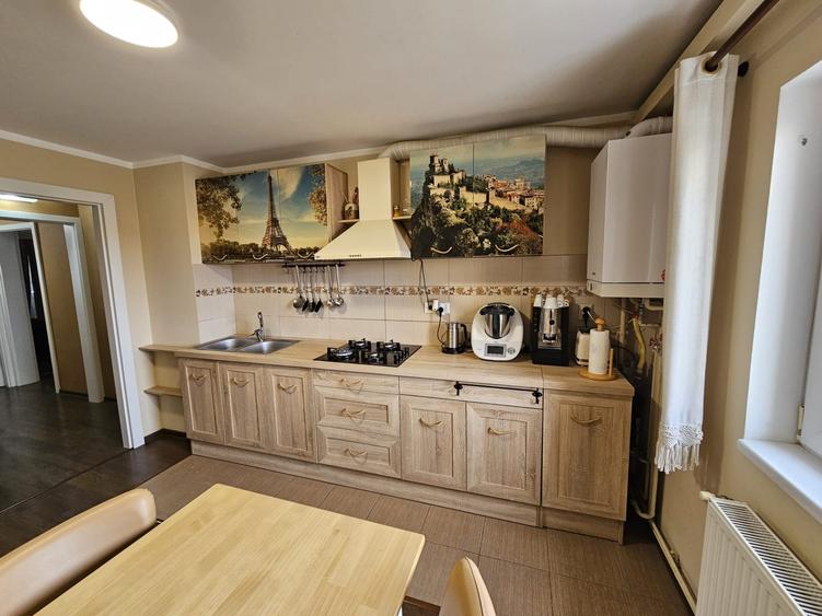 Apartament cu 3 camere decomandat, mobilat în Lipovei