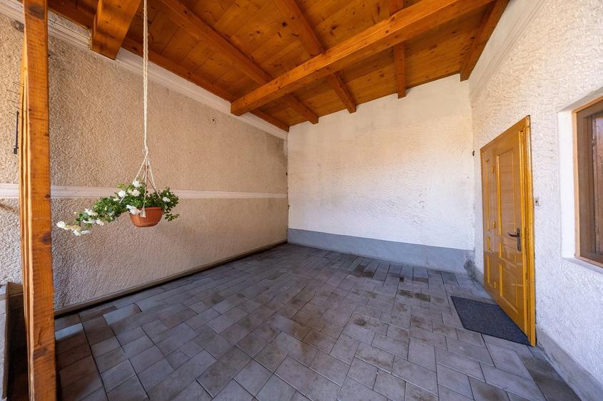 Casă individuală cu 4 camere cu Canalizare în Poiana Mărului