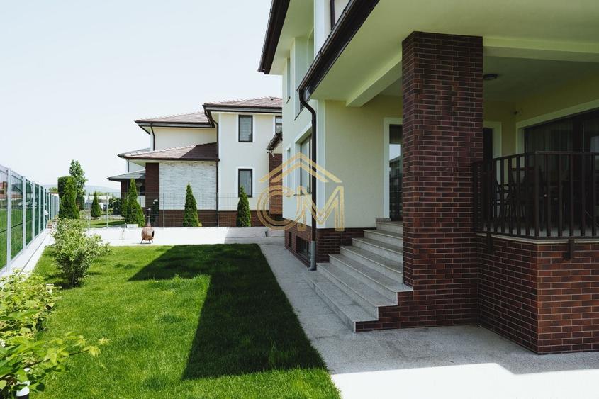 Casă individuală cu 8 camere cu Canalizare în Șelimbăr