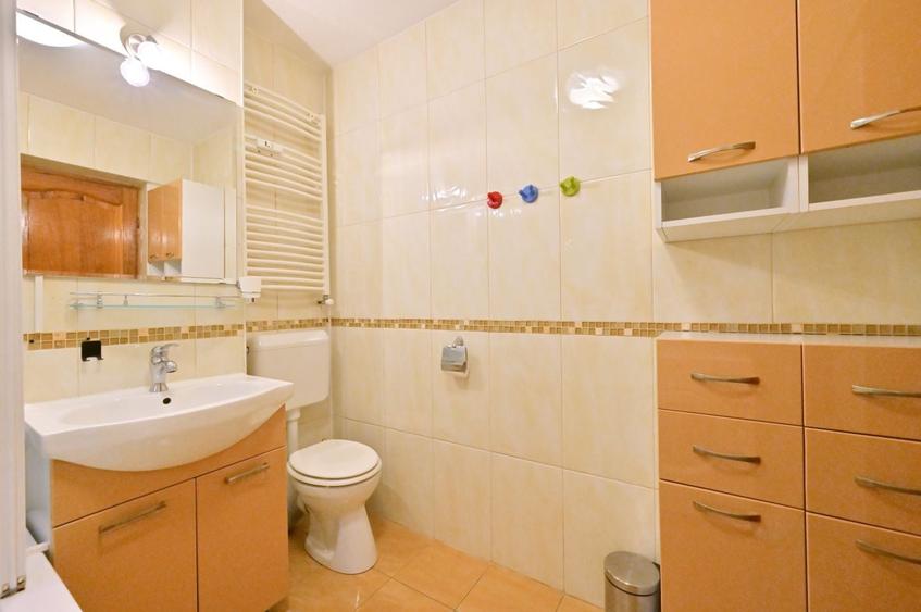 Apartament cu 3 camere semidecomandat în Sala Palatului