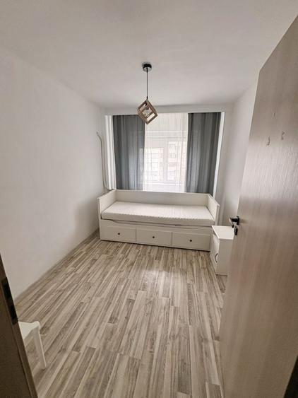 Apartament cu 3 camere semidecomandat în Moșilor