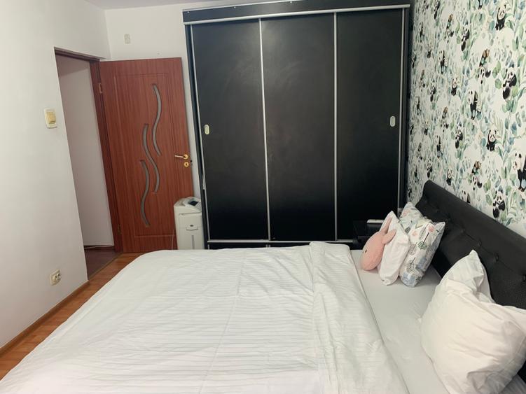 Apartament cu 3 camere semidecomandat în Berceni
