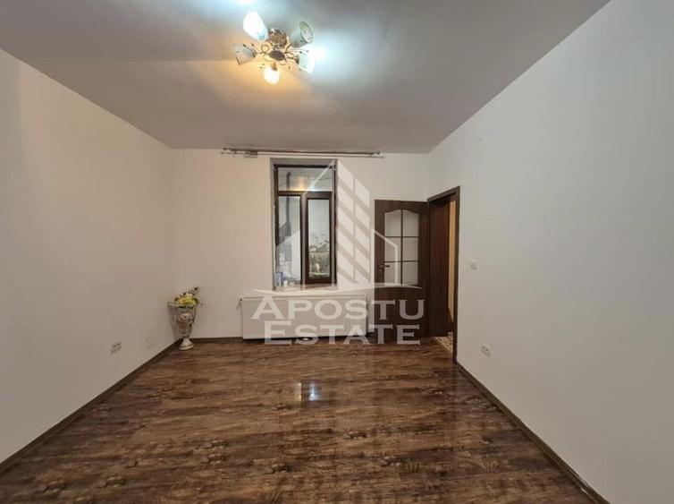 Apartament cu 2 camere semidecomandat, mobilat în Traian