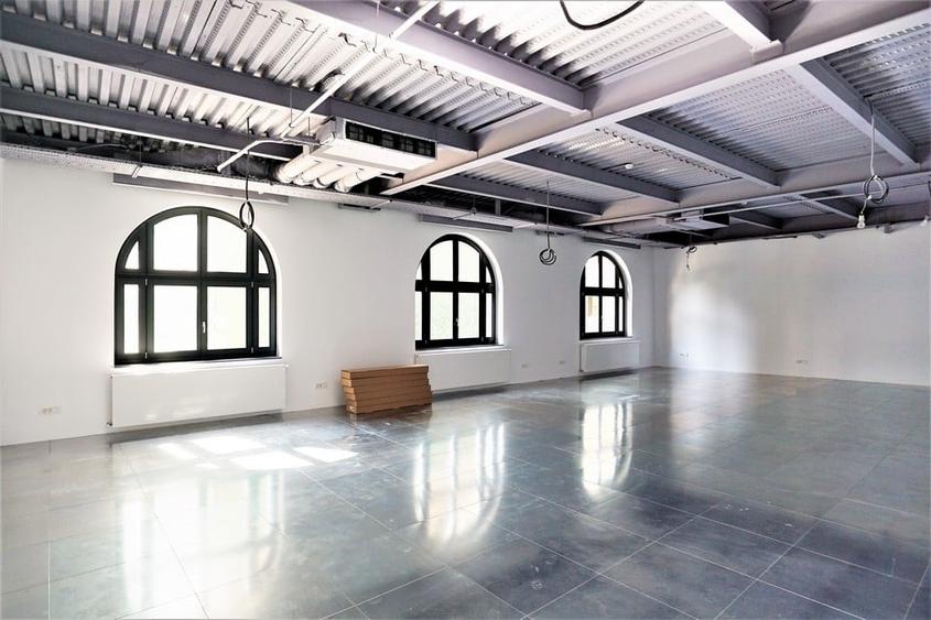 Casă cu 10 camere cu Teren 500 Mp în P-ța Romană