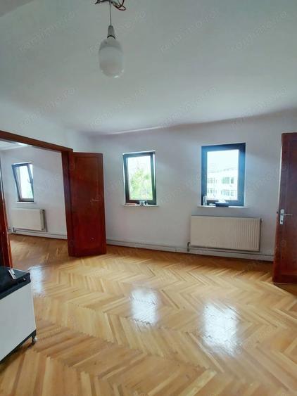 Apartament cu 3 camere decomandat în Primăverii
