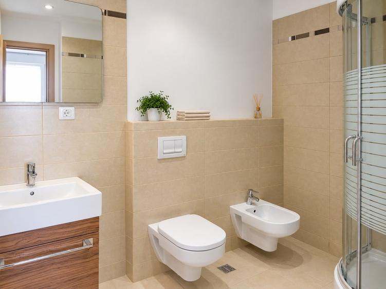 Apartament cu 3 camere semidecomandat, mobilat în Băneasa