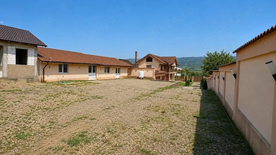 Casă cu 11 camere cu Teren 2100 Mp în Central