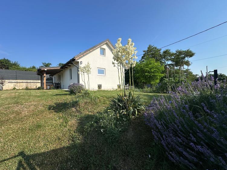 Casă cu 3 camere în Mărăști