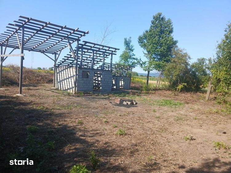 Teren intravilan cu casa si anexe - 2