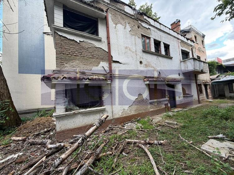 Casă individuală cu 8 camere cu Canalizare în Dorobanți