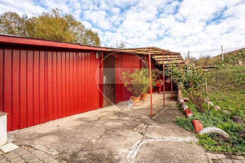 Casă individuală cu 5 camere cu Teren 3300 Mp în Vâlcele